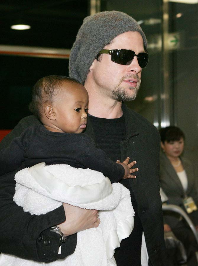 Брэд Питт, Анжелина Джоли и дети. Токио, аэропорт Нарита, 27/11/2005