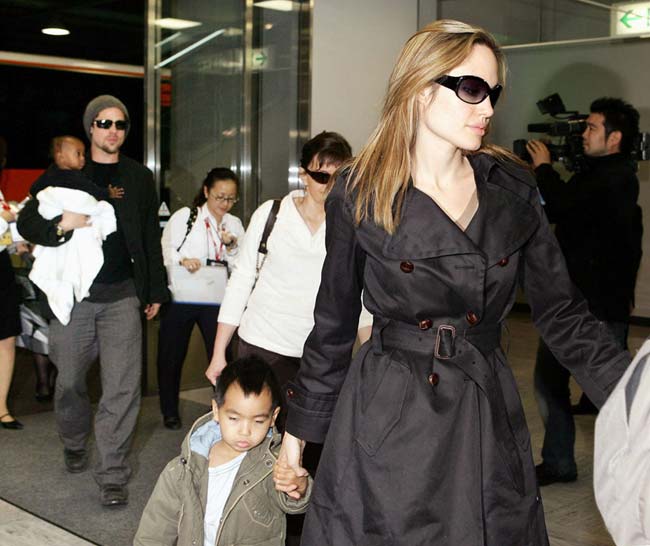 Брэд Питт, Анжелина Джоли и дети. Токио, аэропорт Нарита, 27/11/2005