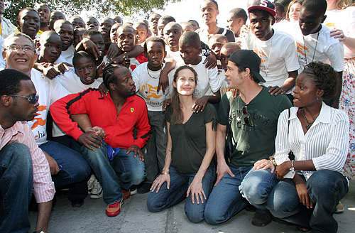 Брэд Питт, Анжелина Джоли. 13/01/2006, Гаити 