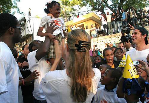 Брэд Питт, Анжелина Джоли. 13/01/2006, Гаити