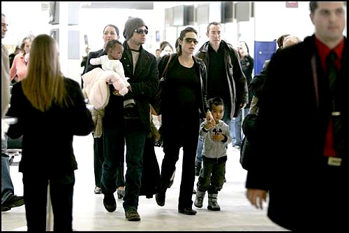 Брэд Питт, Анжелина Джоли и дети, 04/03/2006, из Парижа в Берлин
