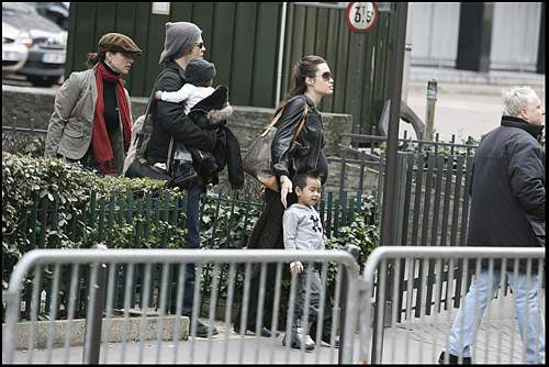 Брэд Питт, Анжелина Джоли и дети, 04/03/2006, из Парижа в Берлин